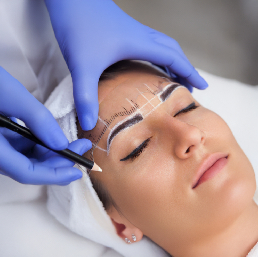 Die Augenbrauenbehandlung mit Microblading ermöglicht ein feines und sehr natürliches Abheilergebnis Die Augenbrauenbehandlung mit Microblading ermöglicht ein feines und sehr natürliches Abheilergebnis
